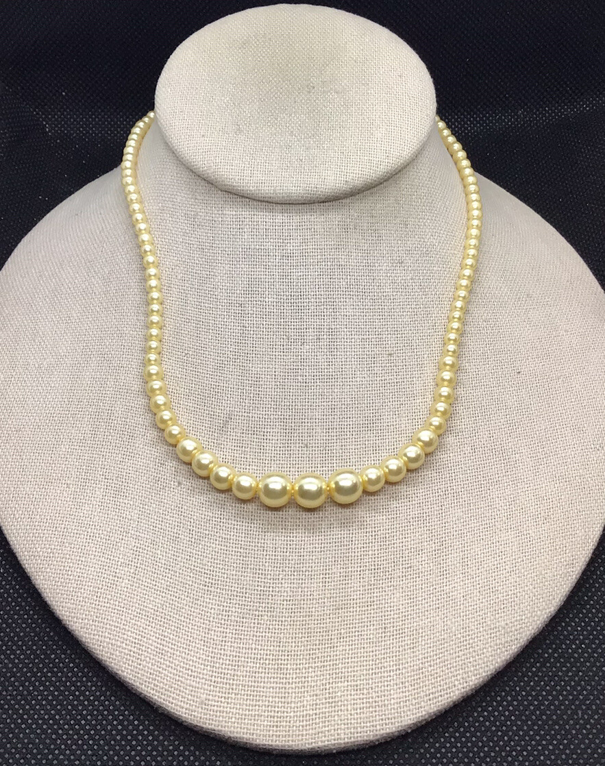 Vintage Costume Tan Plastic Graudated Simulated Pearl Necklace 16″ B006