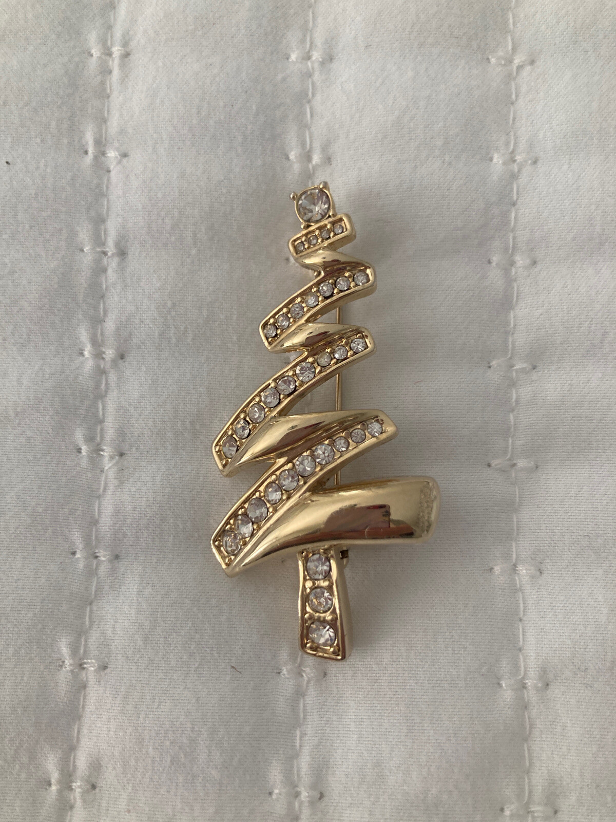 Vintage Gold Tone Christmas Tree Brooch With Rine Stones