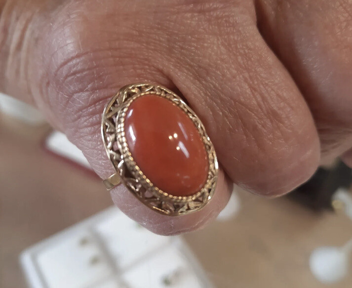 Vintage 18k Yellow Gold 17.5mm by 12mm Oval Coral Filigree Ring, Size 7 – 7.2 Gr