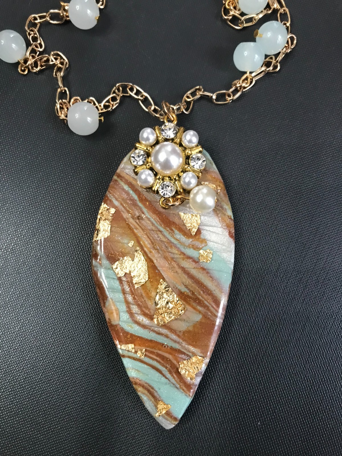 GOLD & BROWN TEARDROP SHAPE PENDANT NECKLACE WITH GOLD TONE PAPERCLIP CHAIN
