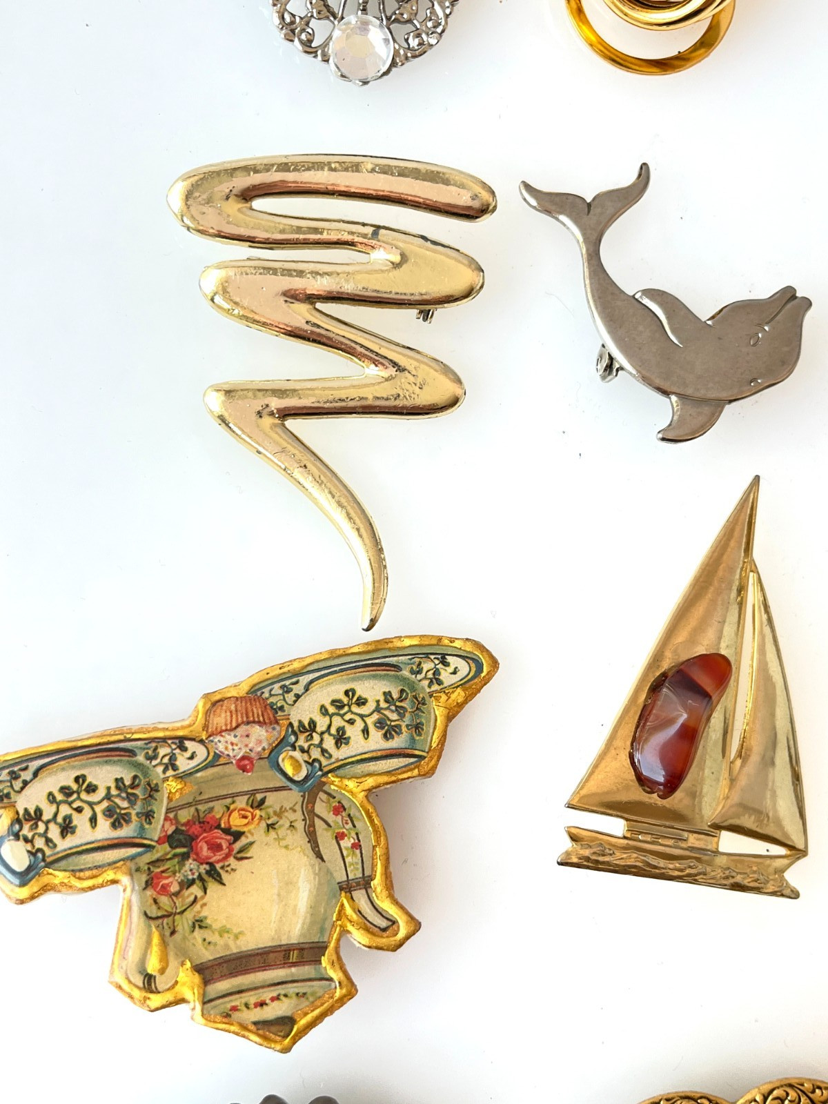 Lot Vintage 20 Brooches Flowers, Butterflies, Boat, Fish, Horse, Hearts, Cameo