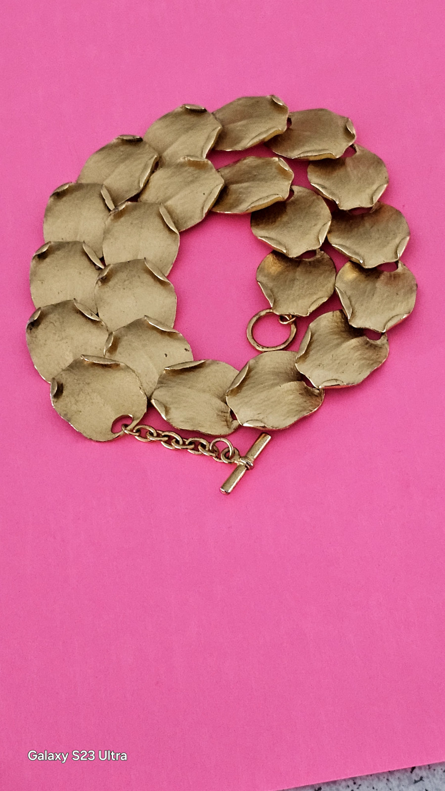 Fashion jewelry choker necklace gold tone metal 19″ quarter size like leaves