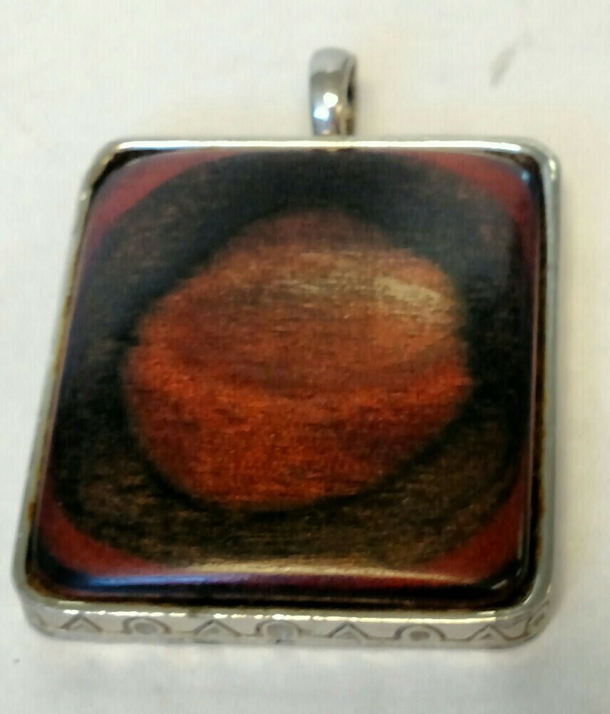 KENNETH LANE Wood PENDANT 1+7/8 x 1+5/8″ in Silver Setting 1/4″ cord/chain loop