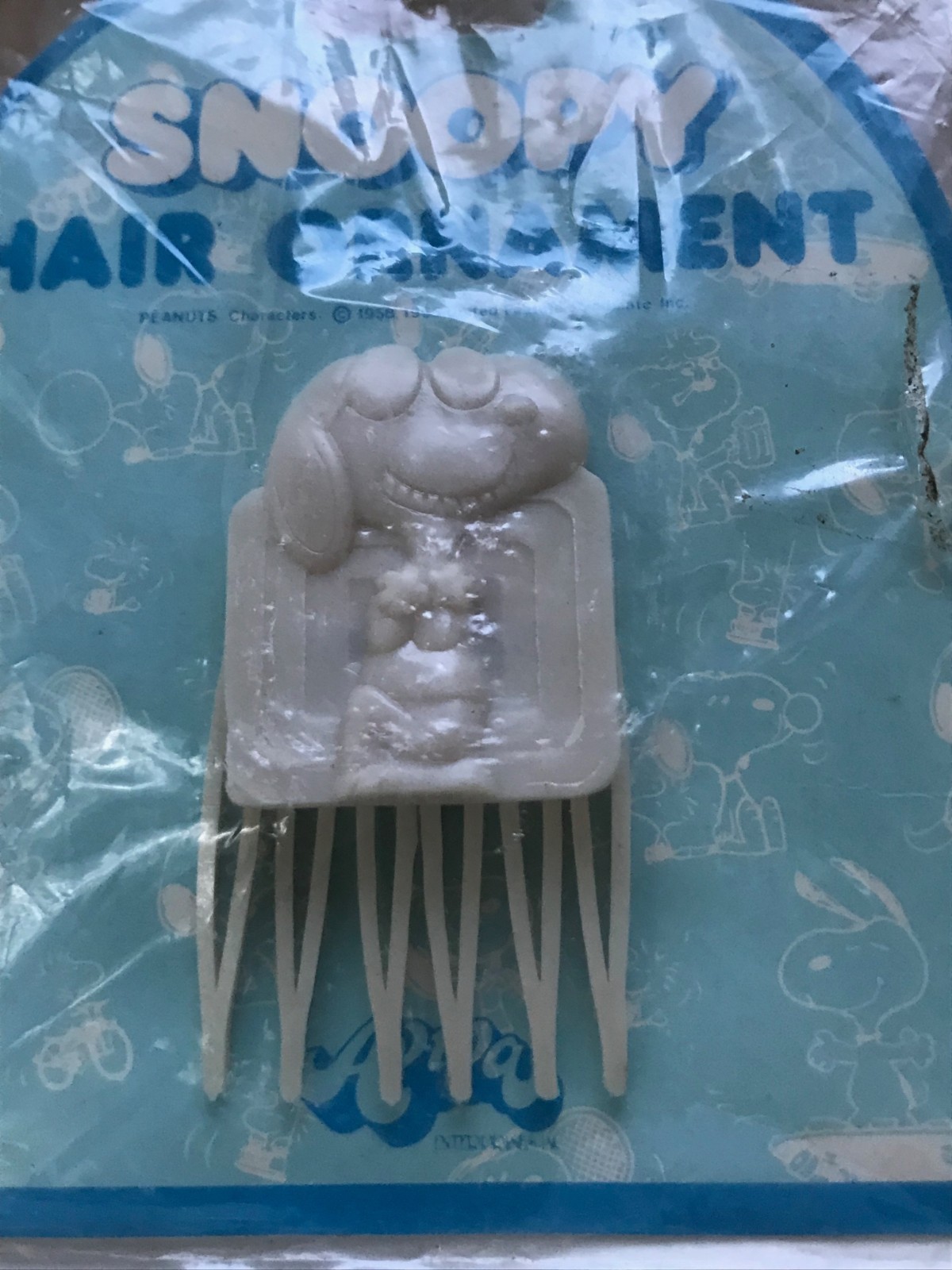 Vintage White Plastic SNOOPY Hair Comb Ornament – 1.25 x 2 an 3/8th’s inches –