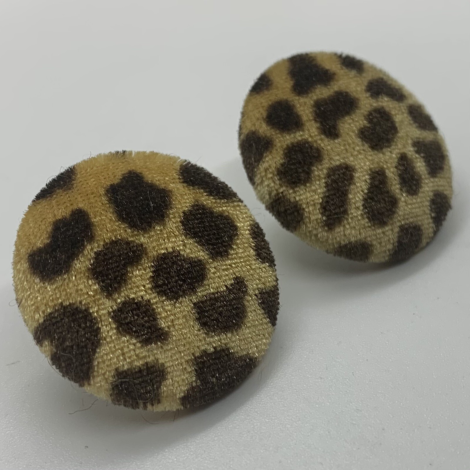 VTG 90’s CHEETAH ANIMAL PRINT FAUX FUR ROUND POST EARRINGS UNIQUE