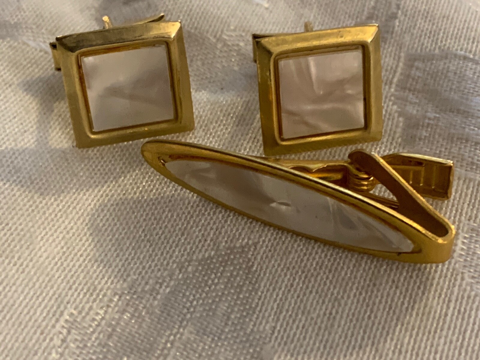 CUFF LINKS CLIP TIE CLIP GOLD COLOR W/ FAUX OPAL CENTERS GREAT VINTAGE SET