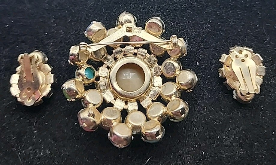 Vtg Unsigned Pastel Multi Colored Moonstone Cabochon Rhinestone Brooch Gold Tone