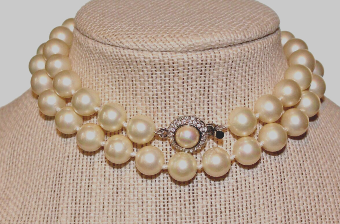 VTG WHITE GLASS KNOTTED FAUX PEARL BEAD 24 INCH NECKLACE NICE PUSH SNAP CLASP