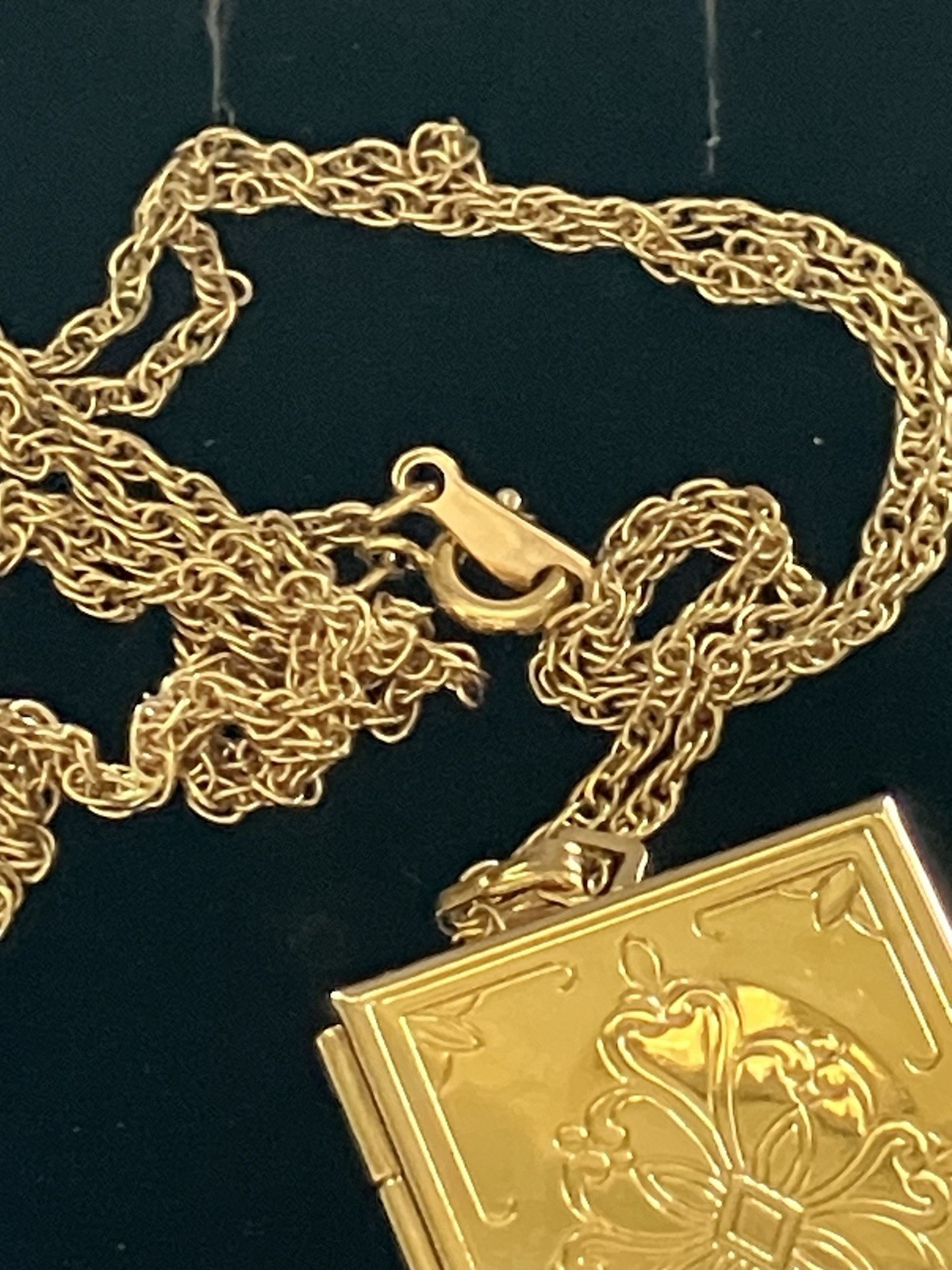 Avon 1991 Vintage “Brag Locket” IOB 5 Photo Picture Goldtone Necklace Pendant