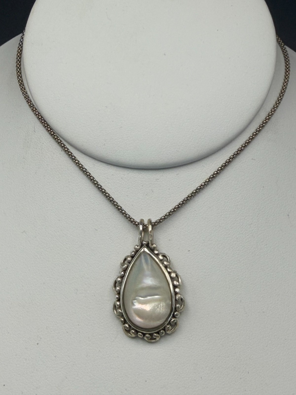 Vintage Mother‑of‑Pearl Pendant Necklace – Sterling Silver (925)