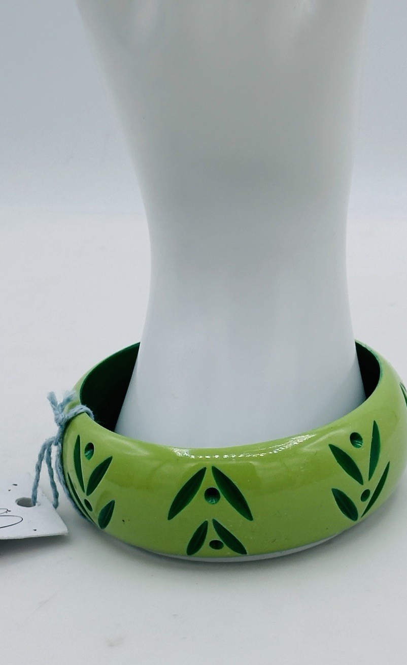 Splendette Wide Spring Carved Duchess Bangle Lime Green Leaves Fakelite Large 3”