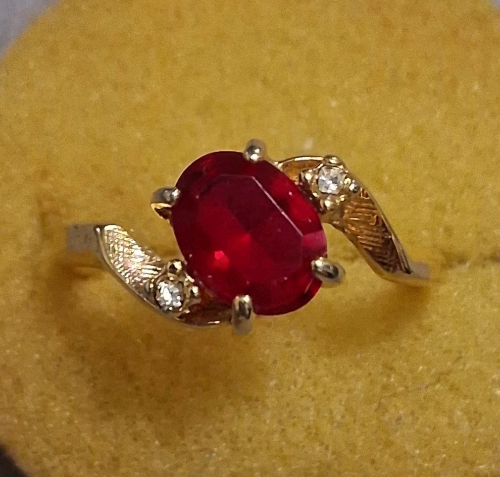 Red glass oval cut & crystal accent ring, gold tone SZ 6.75