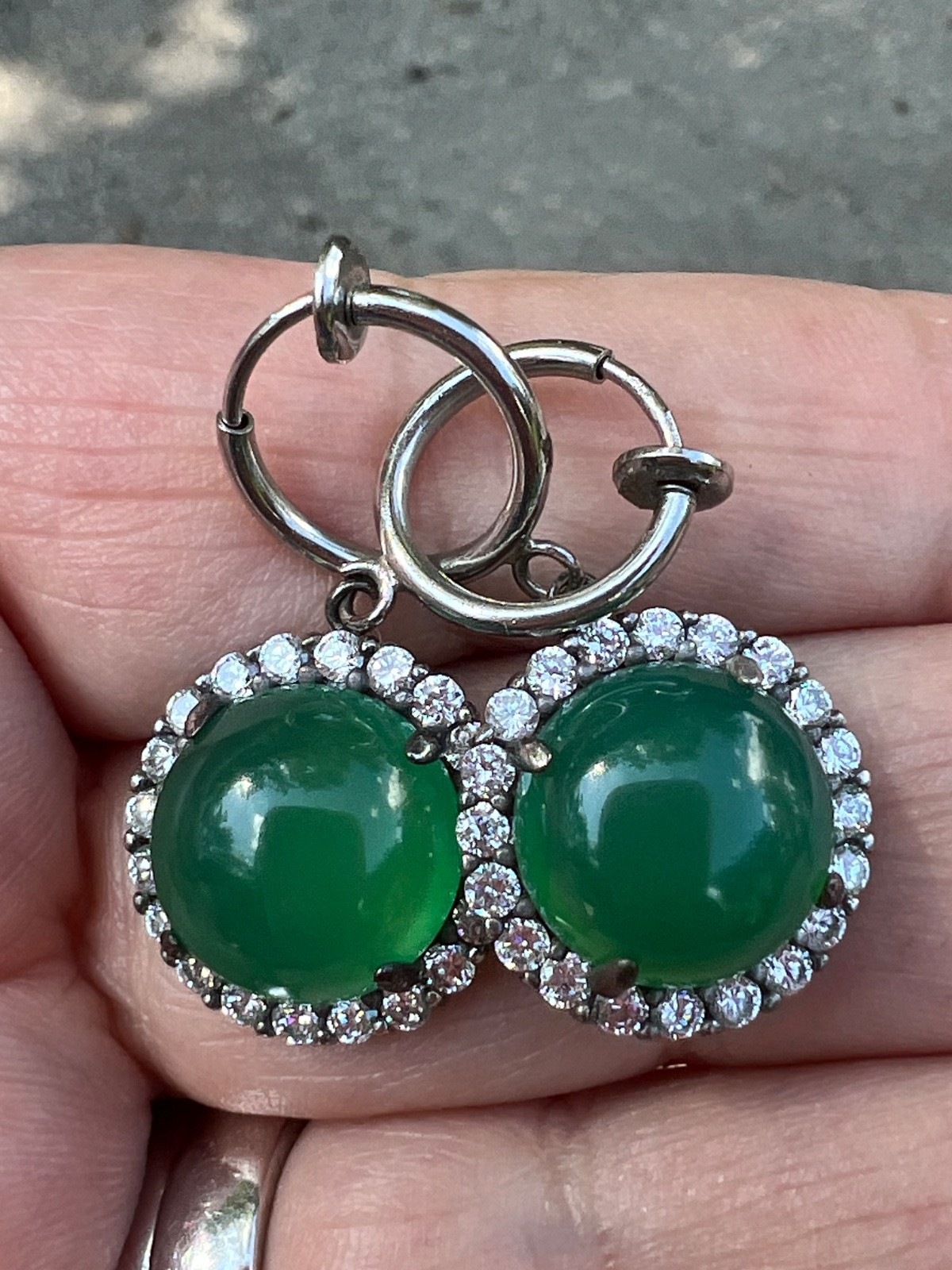 VINTAGE VIVID GREEN CABOCHON STONES DROP DANGLE SILVER TONE HOOP EARRINGS
