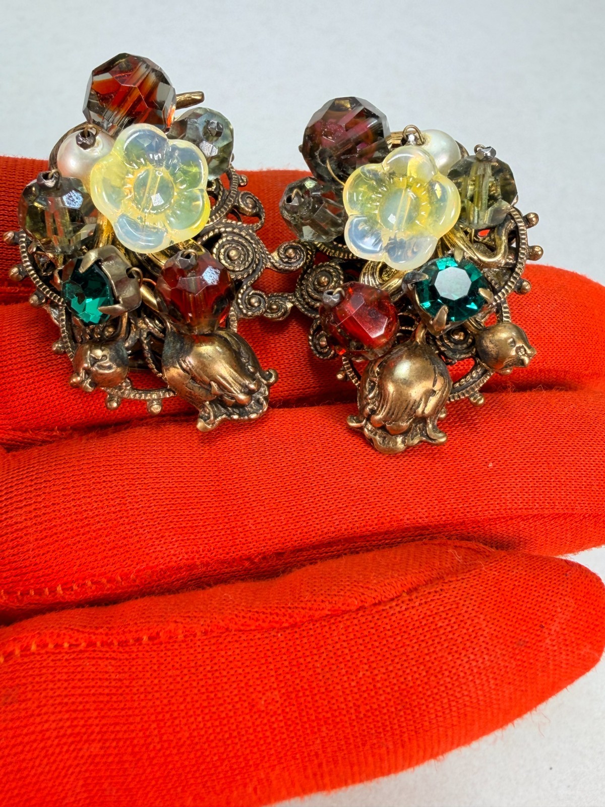 Gorgeous Unsigned DeMario Art Glass Floral Cluster Clip On Earrings Vintage Rare