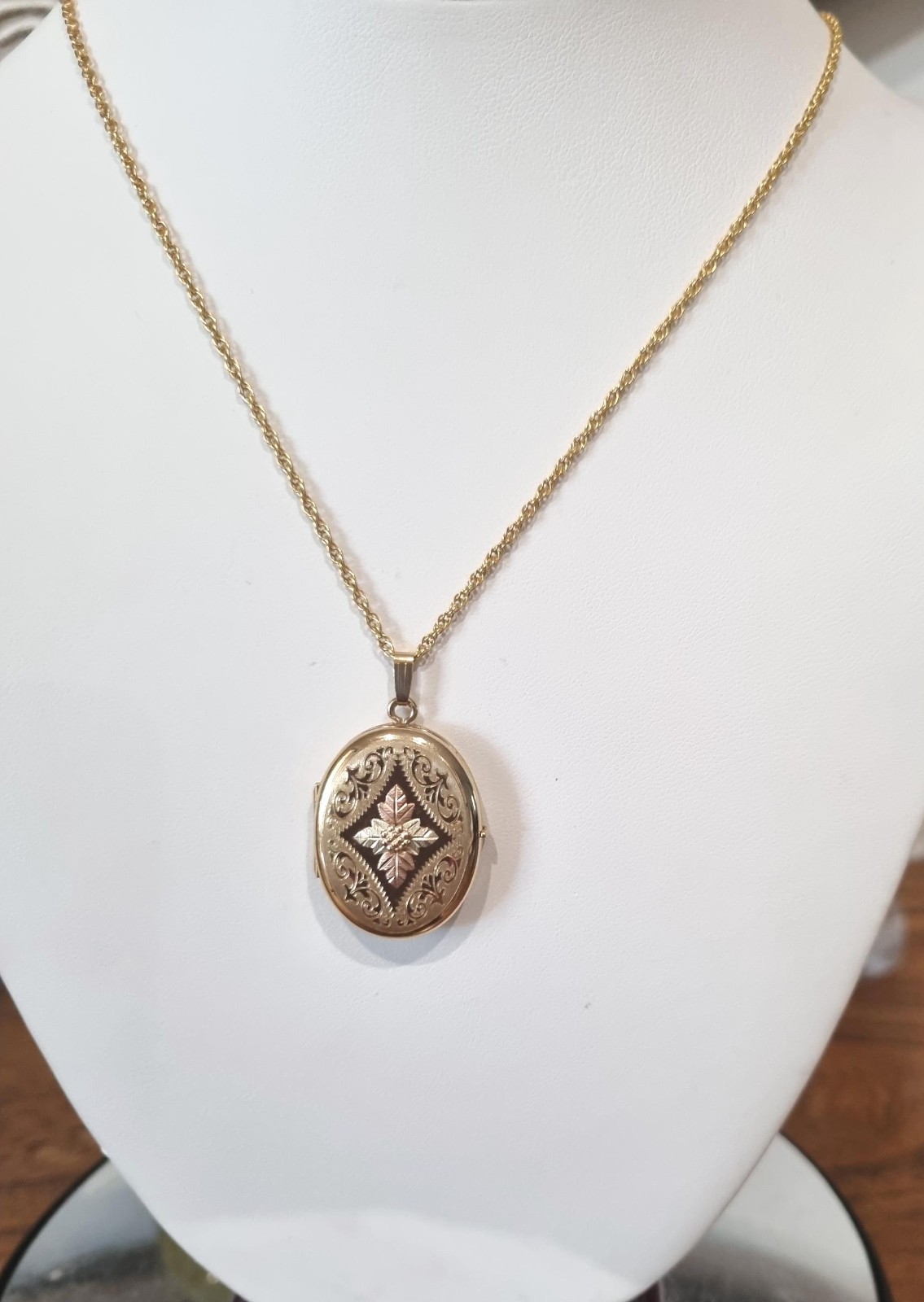 Vintage 14k Gold Fill Locket Black Hills 10k 12k Gold 4 Photo USA made See video