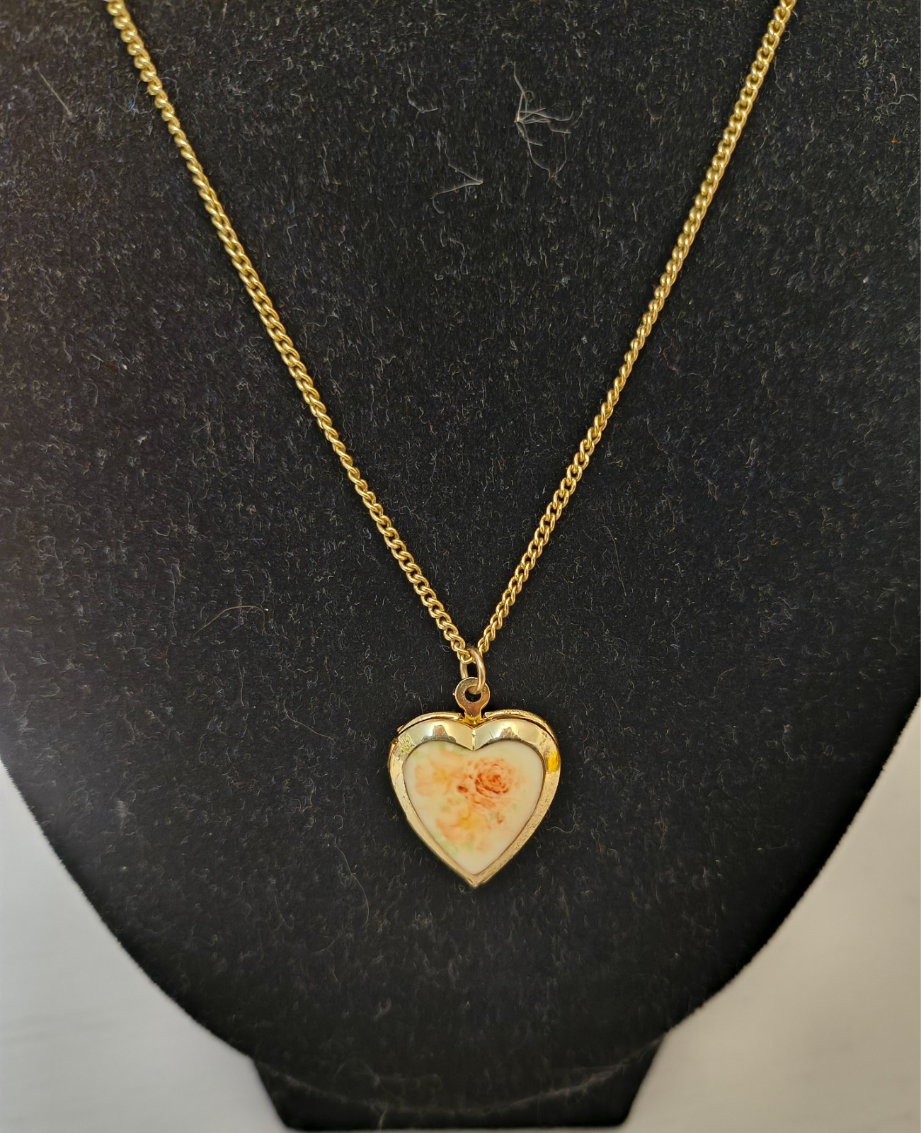 Vintage Gold Tone Photo Locket Necklace heart Pendant Floral Design