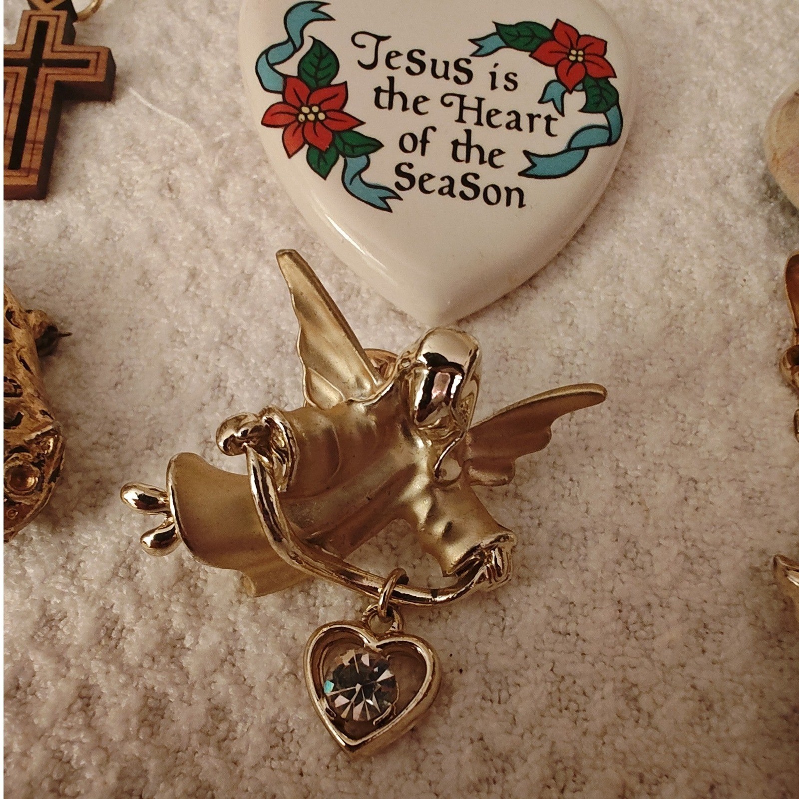 Pins and Pendants Mixed Lot Leopard, Angel, Carriage, Cross, Jesus, umbrella