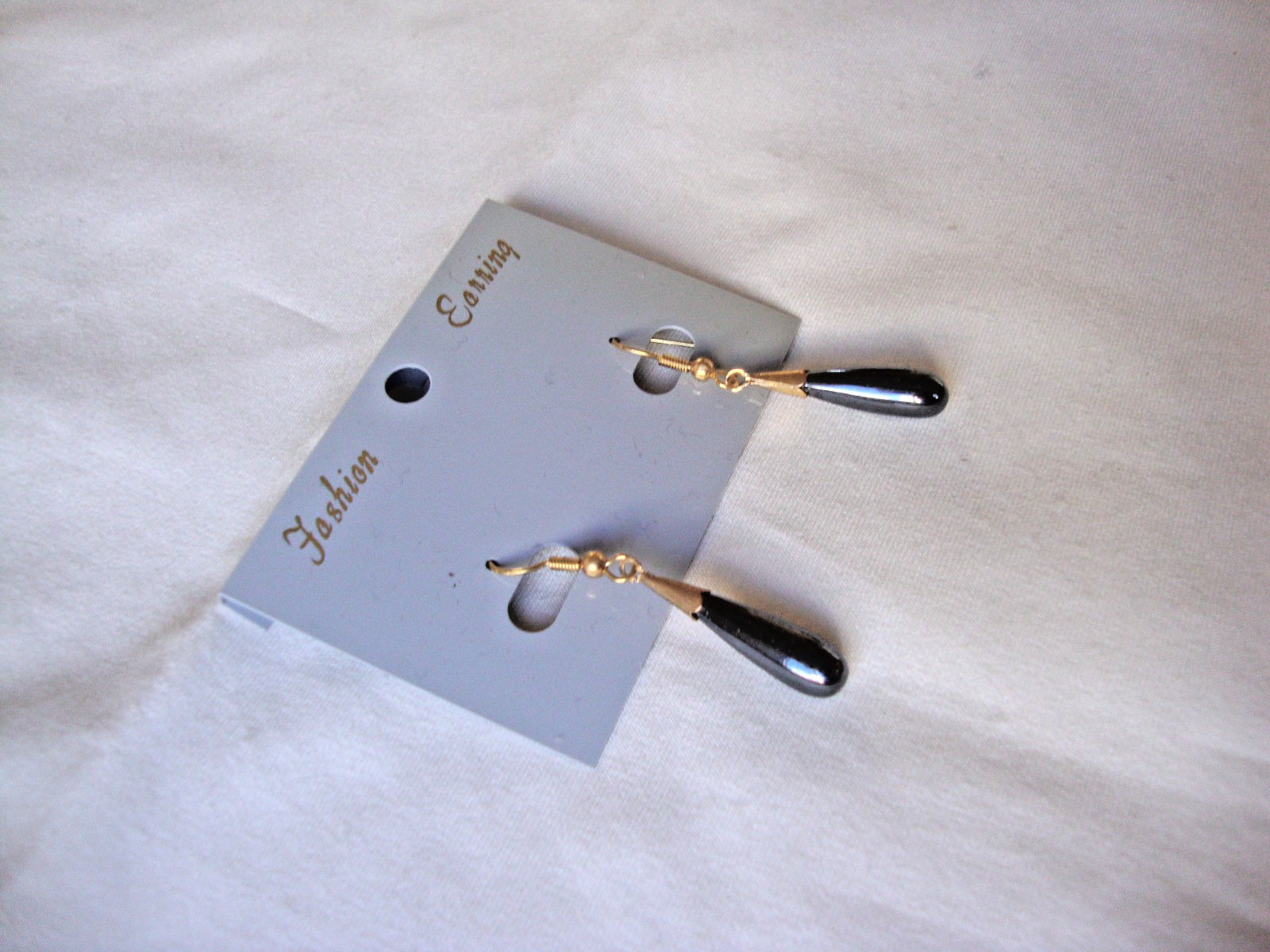 VINTAGE 1970s CLASSIC HEMATITE TEARDROP GOLD TONE HOOK DANGLE/DROP EARRINGS