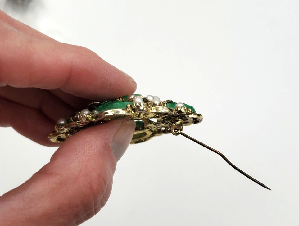 Vintage Carved Green Glass Cabochon Filigree Brooch Faux Pearl Pin