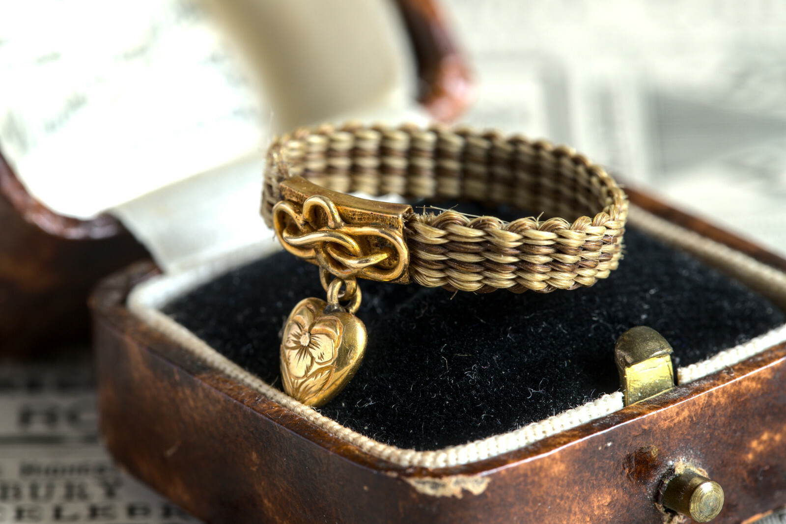 ANTIQUE VICTORIAN ENGLISH 15K GOLD HAIR MOURNING RING w/ TINY HEART CHARM c1850