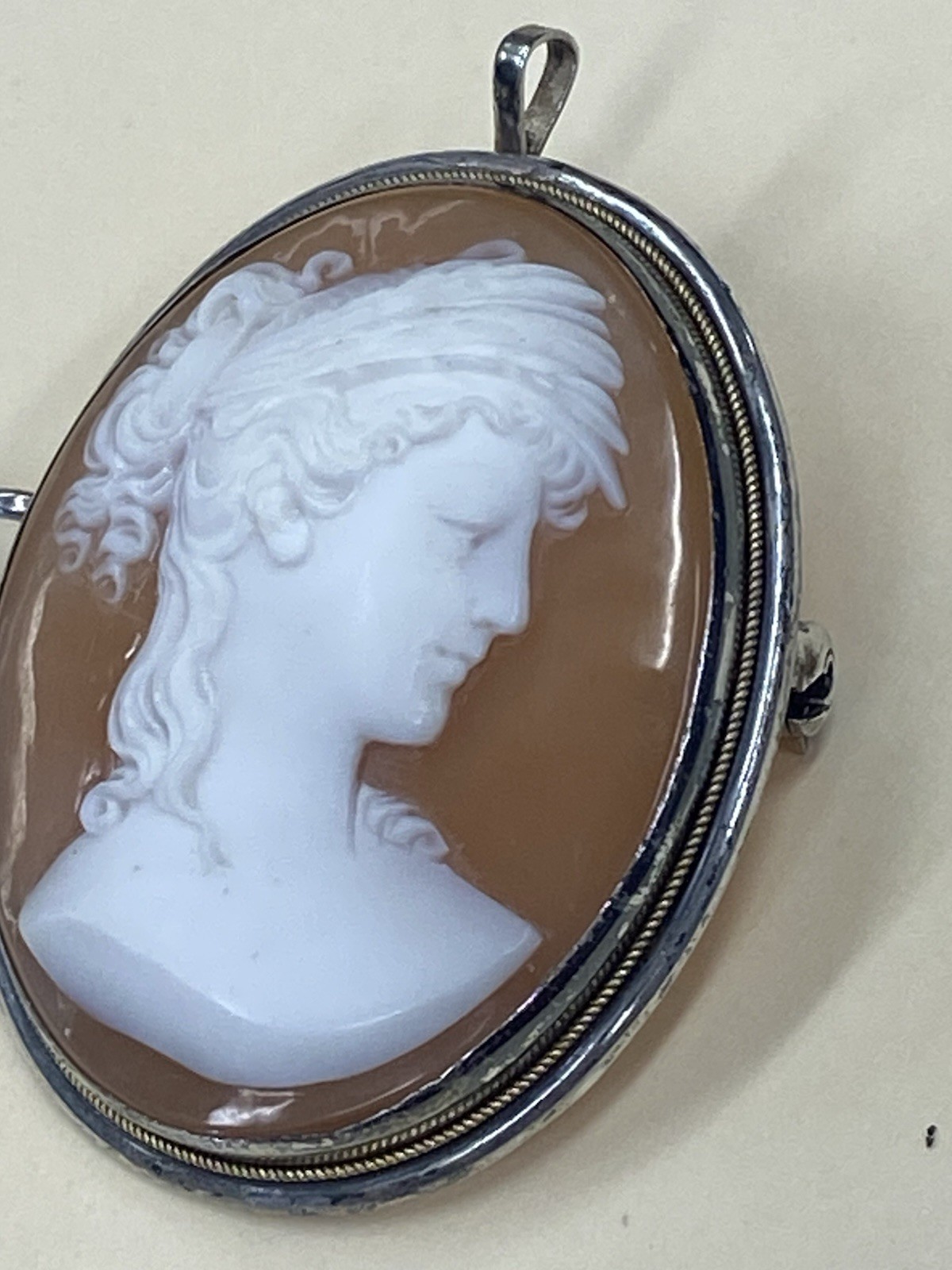 Oval Shell Cameo Brooch Pendant Brown/White Portrait in Sterling Silver Frame