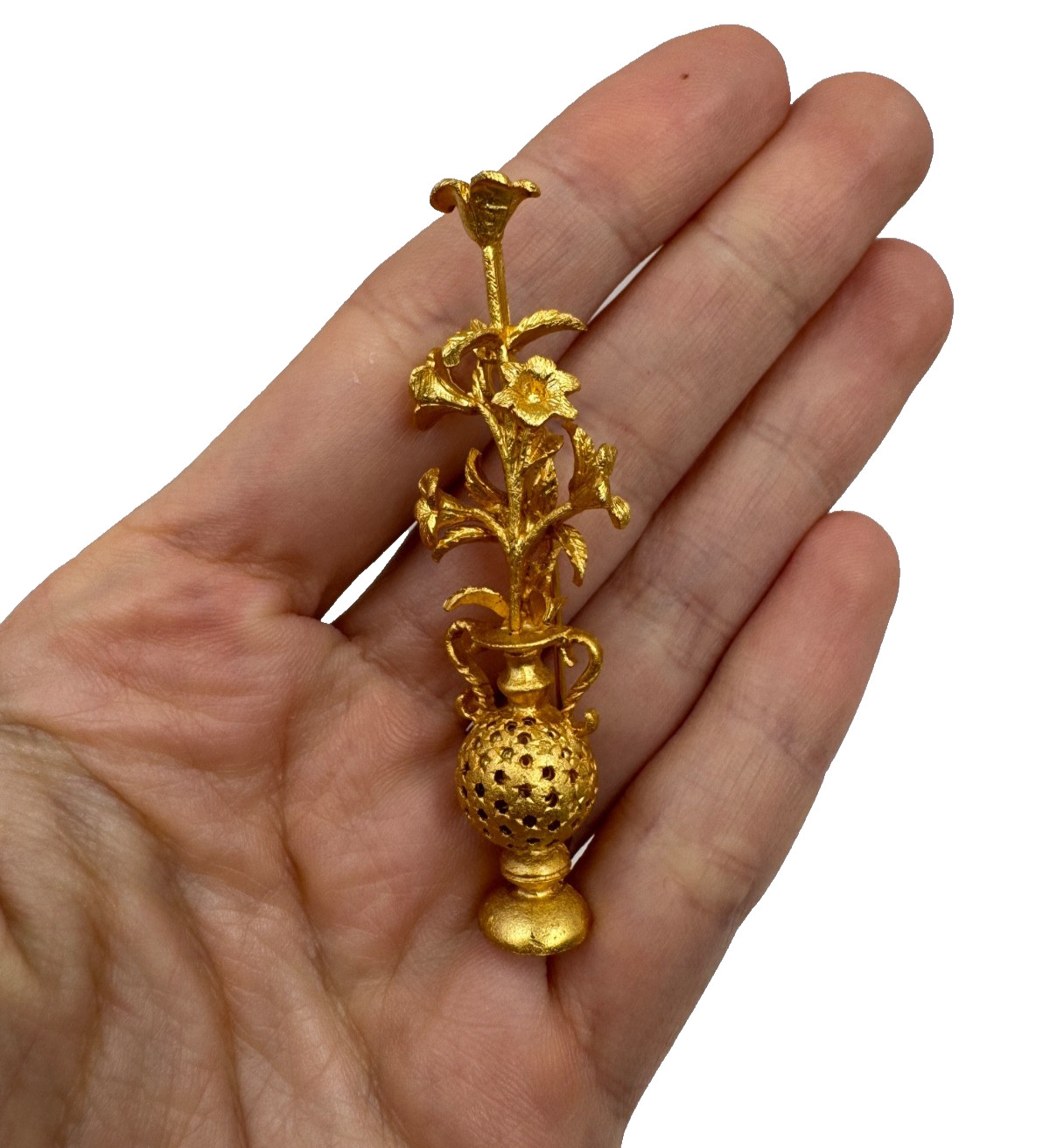 ELEGANT EARLY VINTAGE BROOCH GOLD TN VICTORIAN LILY BOUQUET LOVE BEAUTY DEVOTION