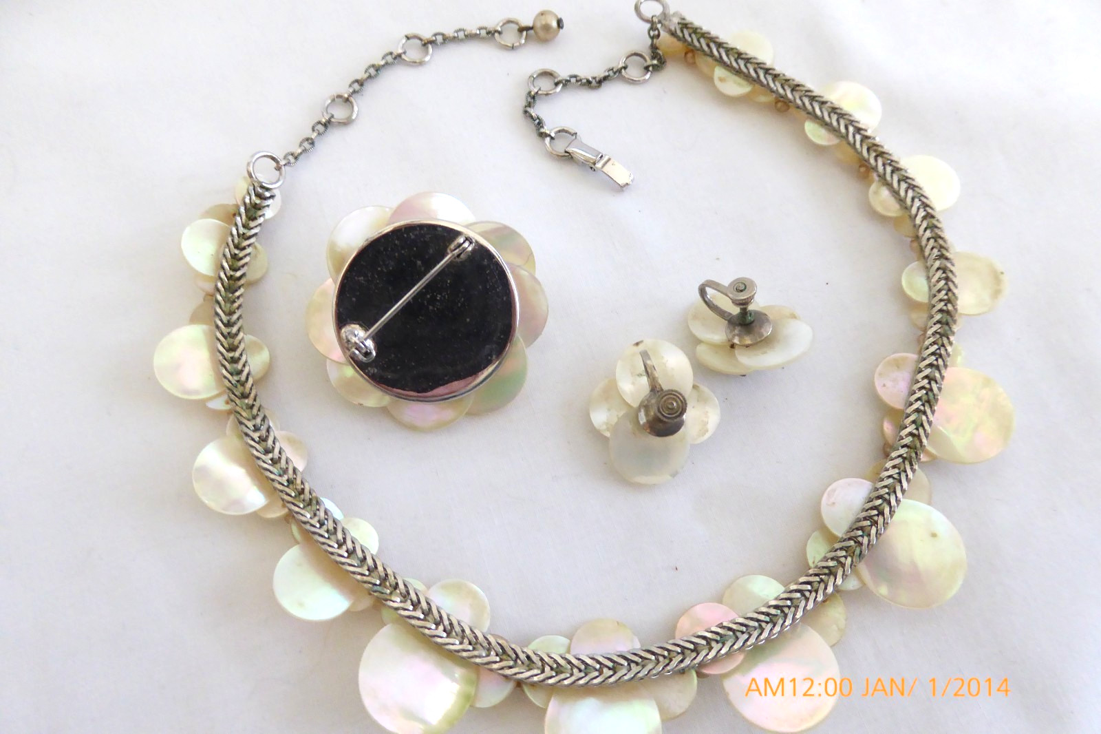VINTAGE IRIDESCENT MOTHER OF PEARL NECKLACE, EARRINGS & BROOCH SET