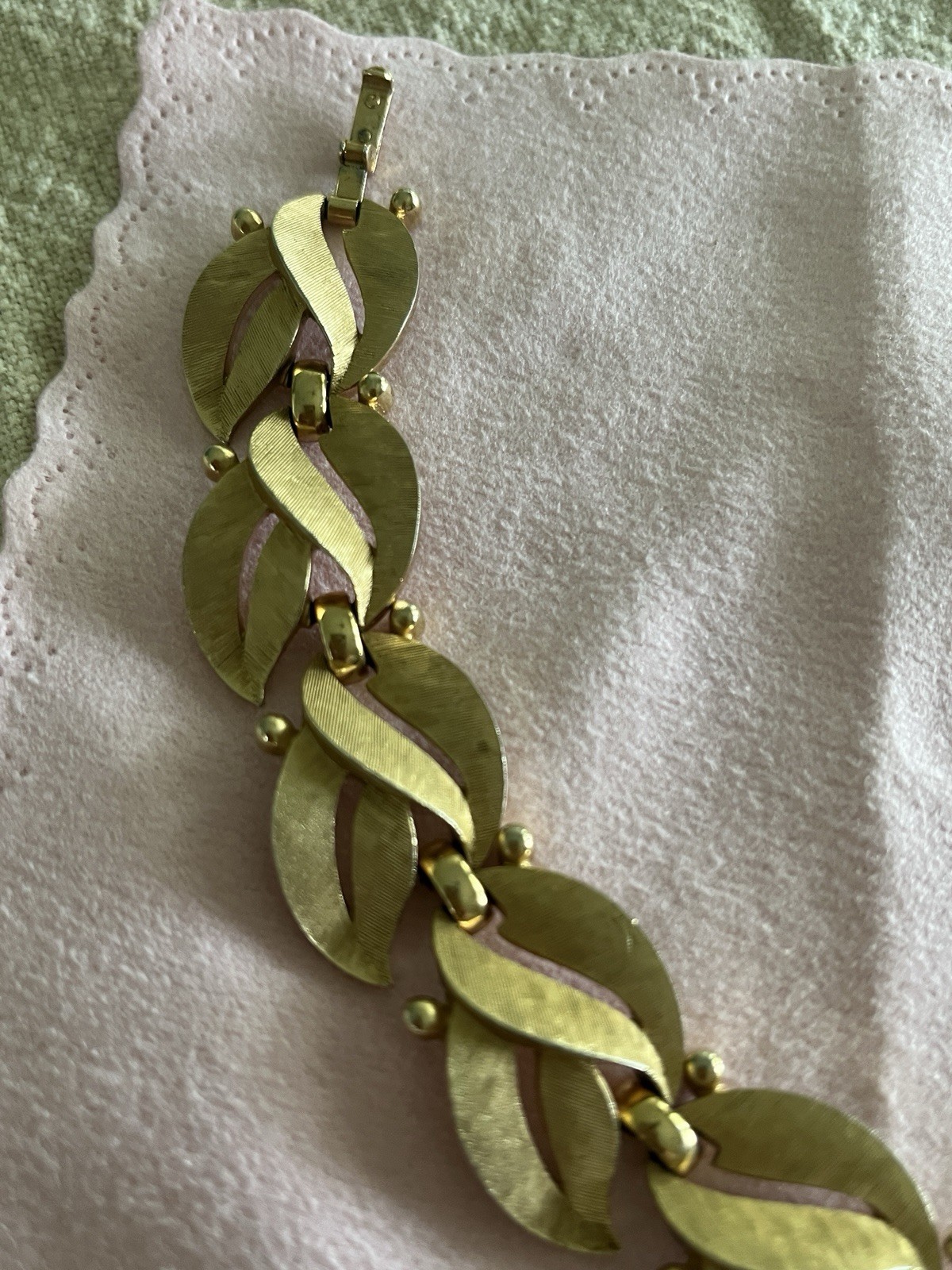 Vintage Trifari Bracelet Gold Tone Leaf Link 7.25 In