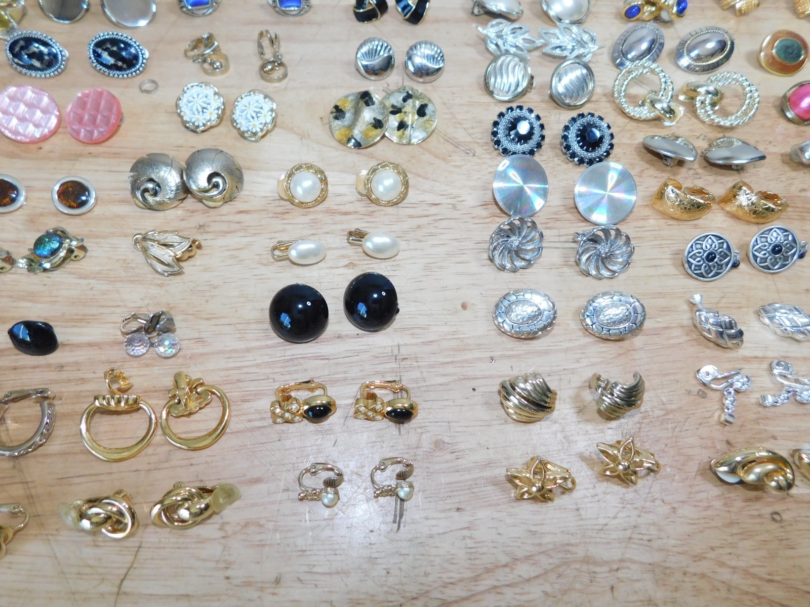 99 Pair Chunky Statement Clip Earrings 80’s Costume Gold Toned Enamel, 3/106
