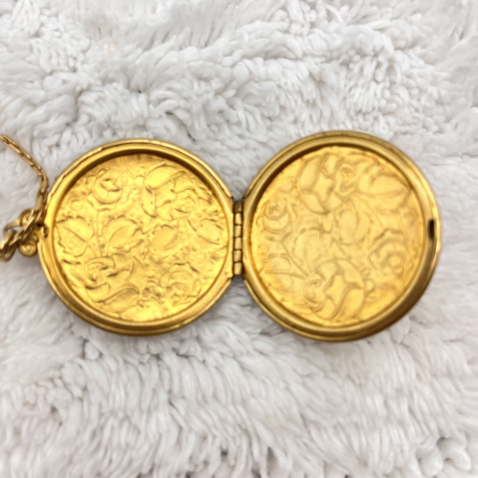 Vintage Victorian Style Locket Pendant Necklace Engraved Floral Flower Motif