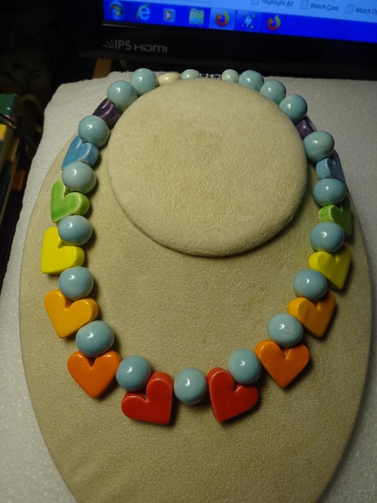 ANTIQUE 1970s PARROT PEARLS COLORFUL NECKLACE “Ceramic Beads & Hearts” STUNNING