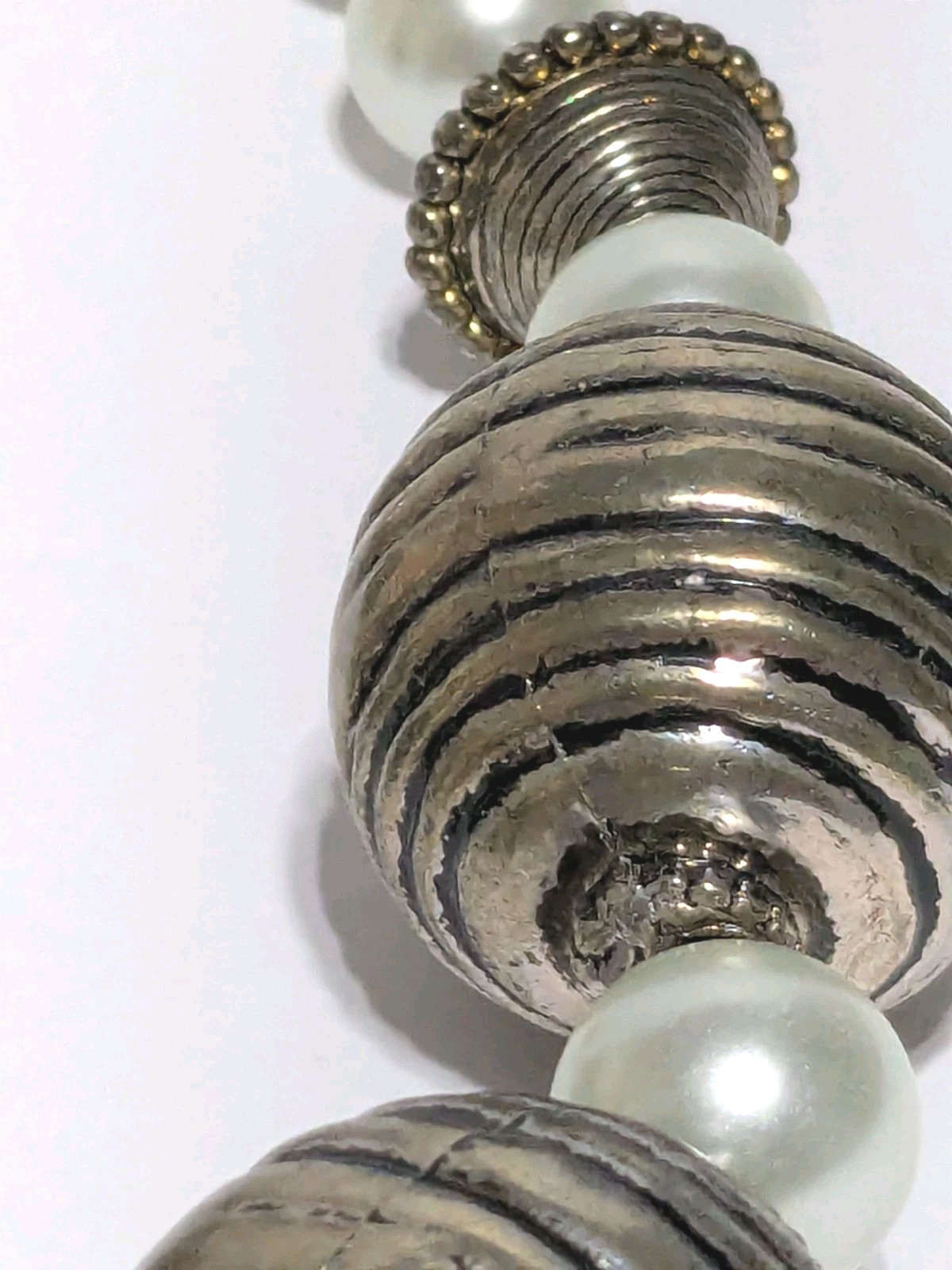Vintage Chunky Silver Tone Etched Metal & White Glass Round Beaded Necklace 18″