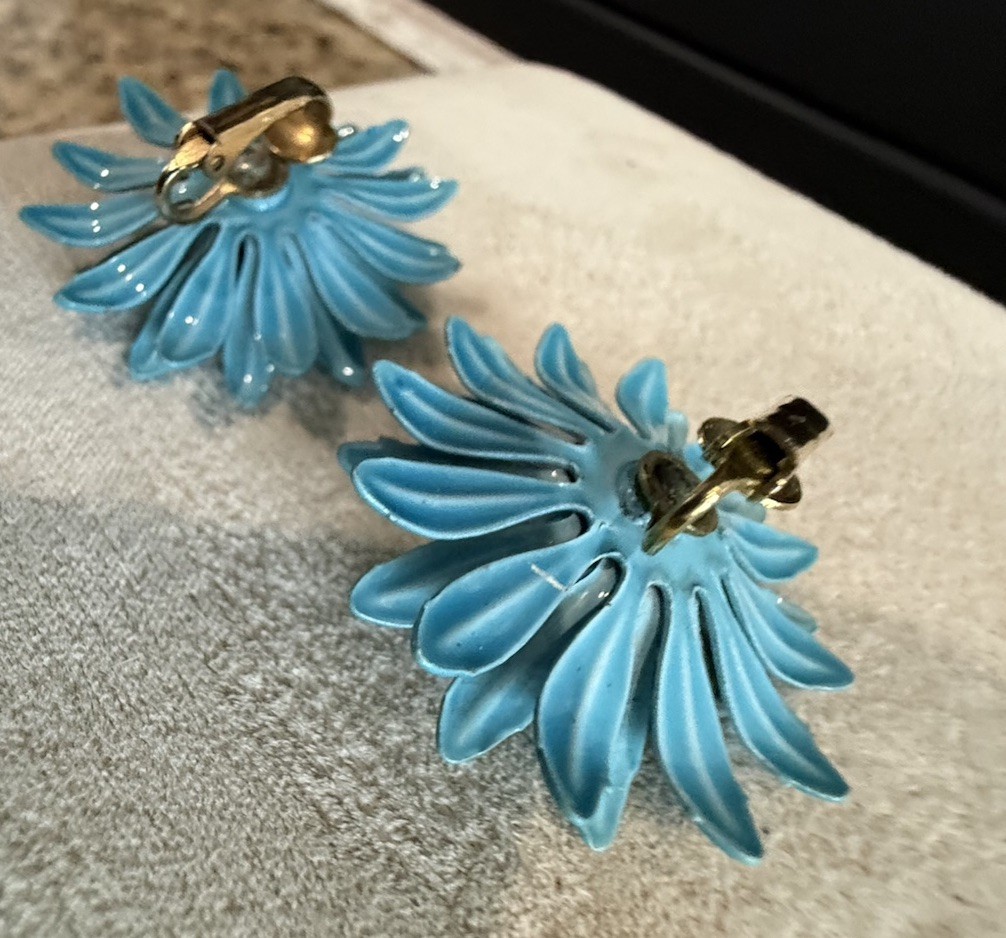 VINTAGE BLUE ENAMEL METAL DAISY FLOWER POWER CLIP-ON EARRINGS
