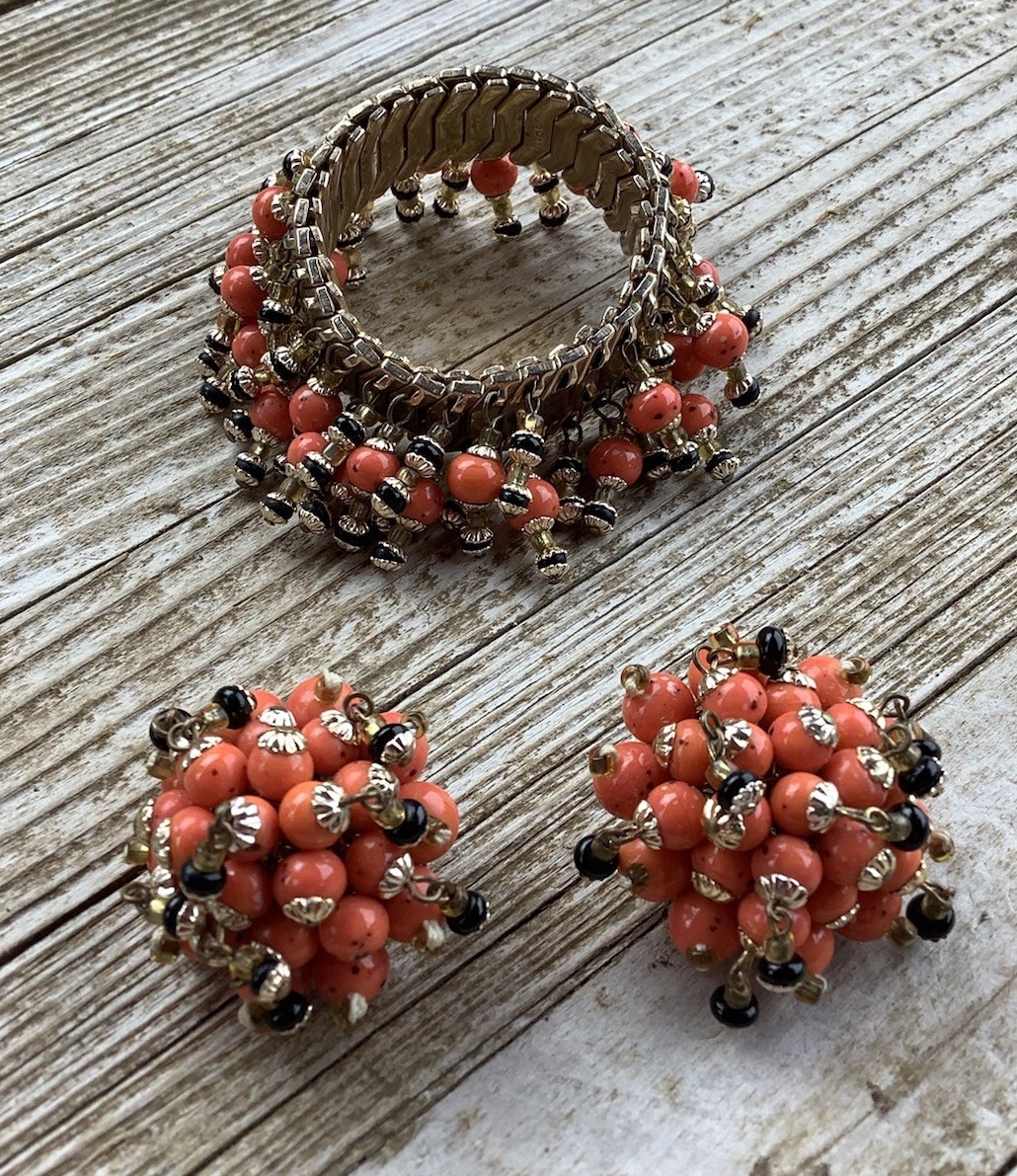 Set Vintage Japan Coral Color & Black Glass? Cha Cha Expansion Bracelet Earrings