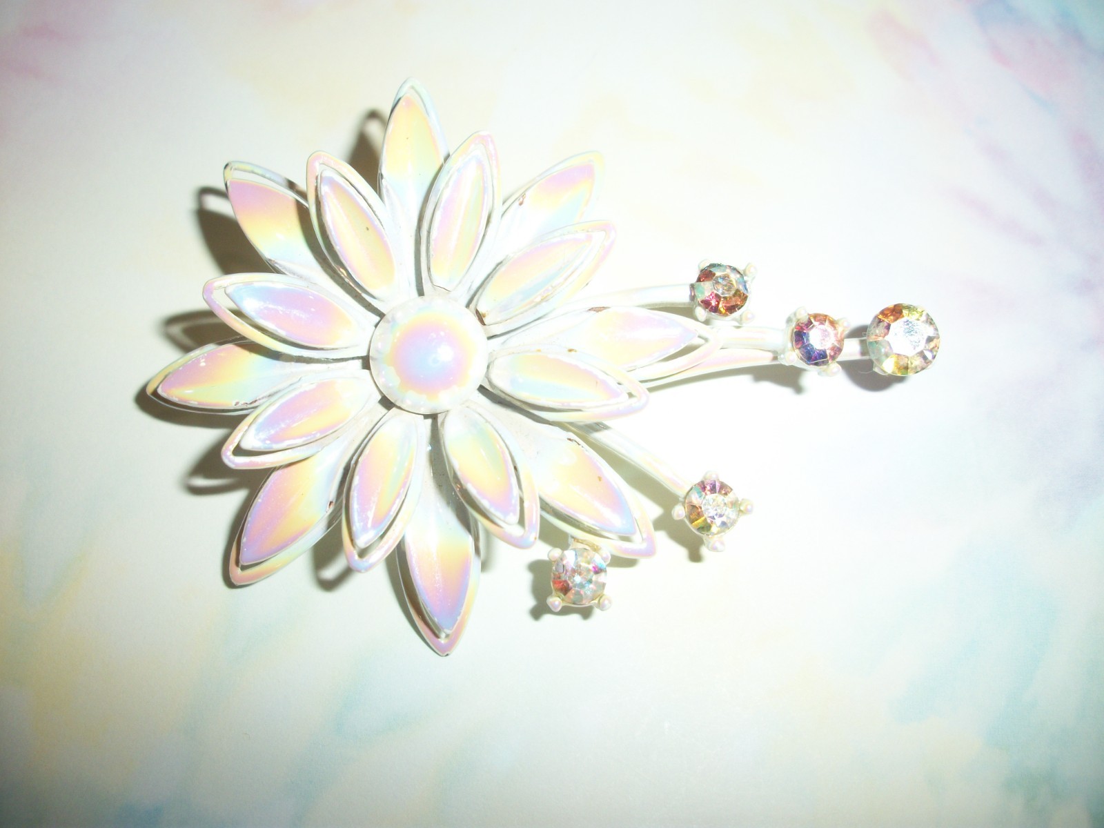 ViNTaGE MeTaL ENaMeL OMBRE PASTEL/AURORA BOREALIS RHINESTONE FLoWeR PiN/BRooCH