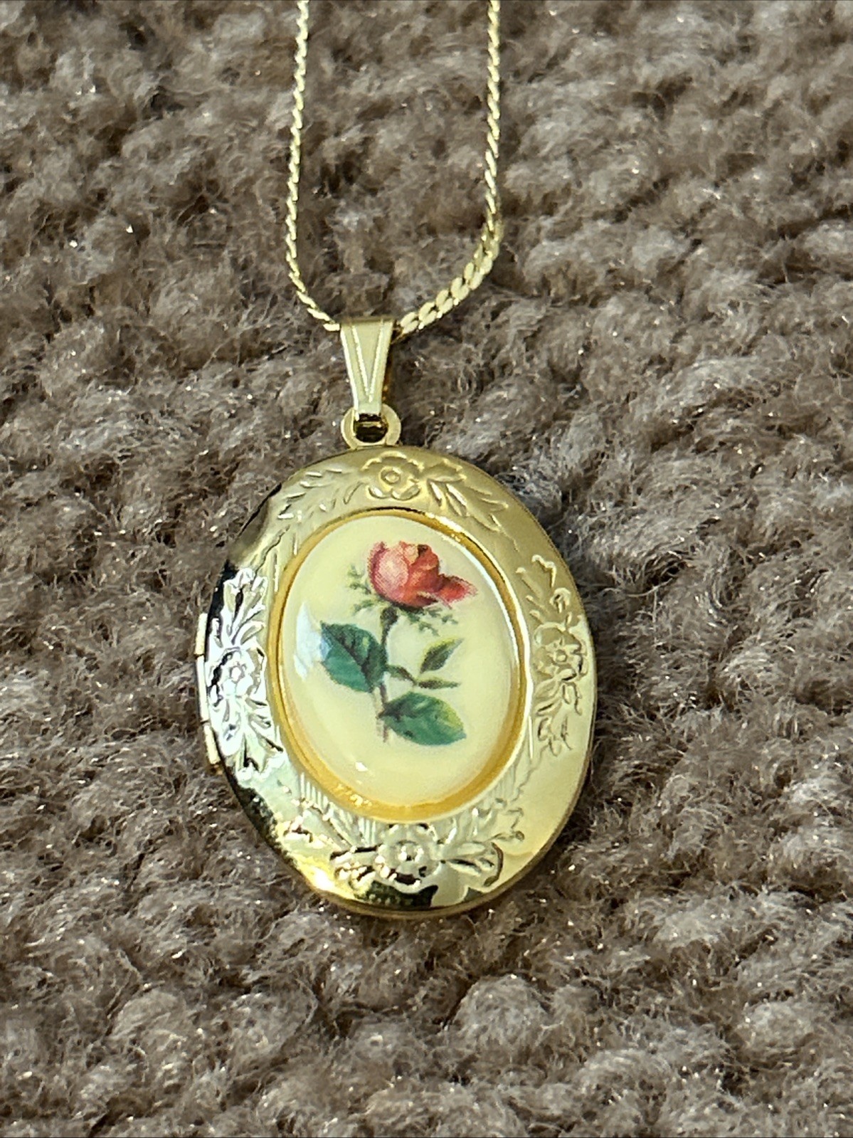 OVAL FLORAL 24″ CHAIN GOLD TONE PENDANT /Locket NECKLACE
