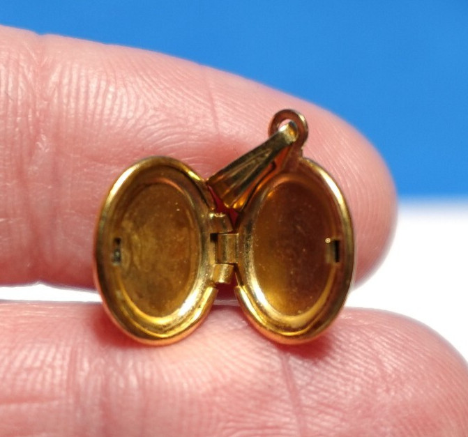 GOLD FILLED OVAL LOCKET GREEN STONE WITH REPAIR TINY VINTAGE .9 GRAMS J-540