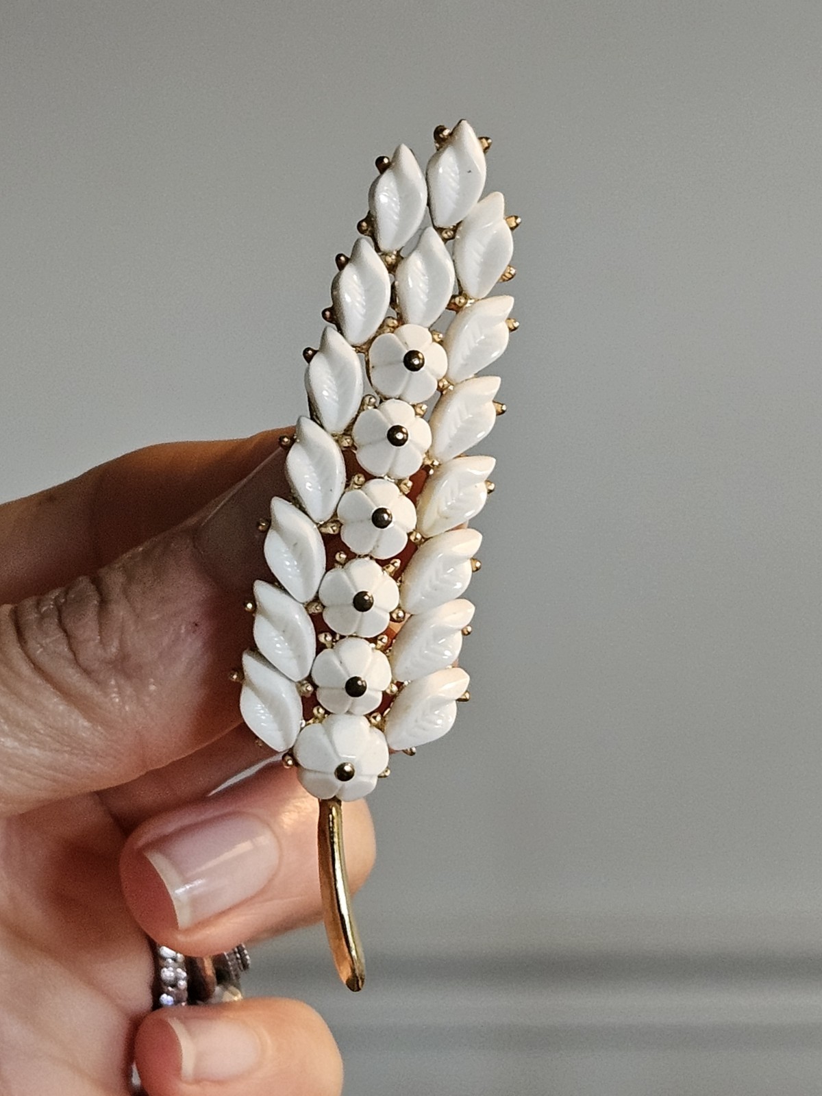 Vintage Crown Trifari Molded White Leaf Flower Frond Gold Tone Pin Brooch