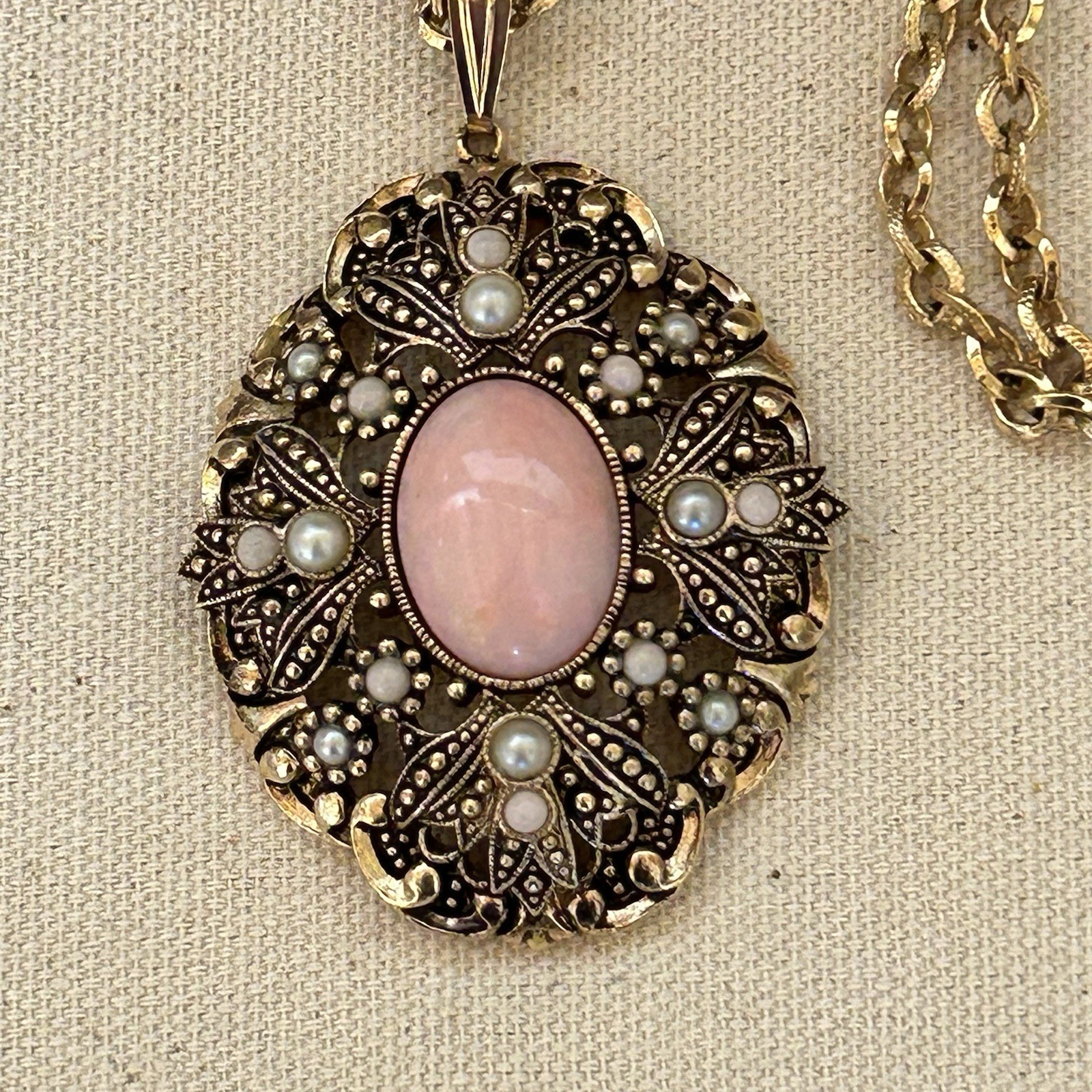 Vintage Avon Queen Anne’s Lace Pink Cabochon Pendant Necklace w Faux Pearls