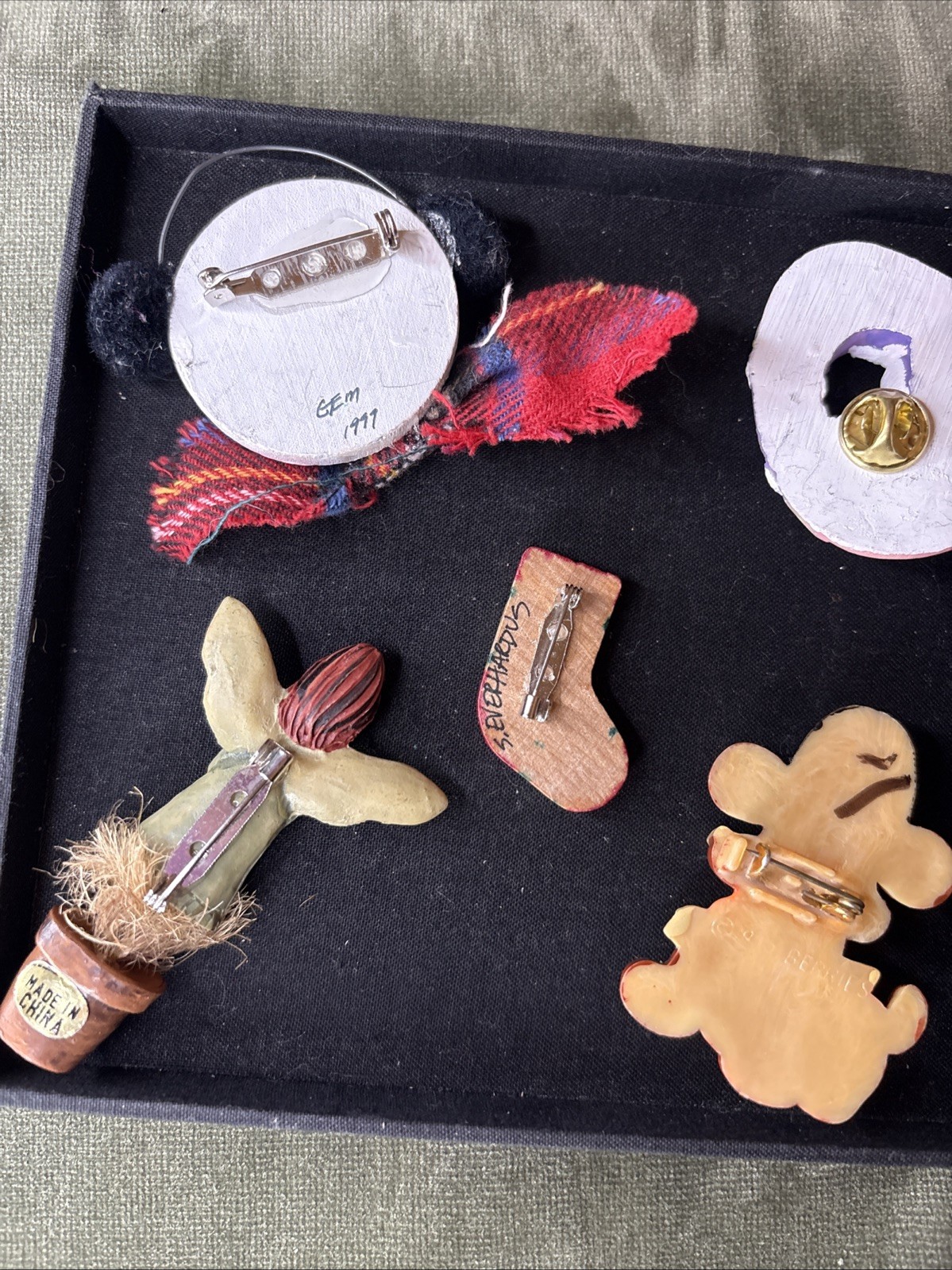 5 Vintage Brooches Wood Plastc Ceramic 70s-90s Easter Christmas Mouse Etc