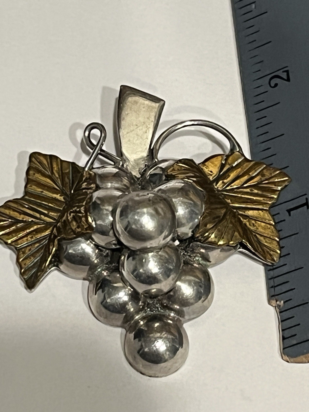 VINTAGE STERLING SILVER BUNCH OF GRAPES BROOCH / PENDANT MEXICO