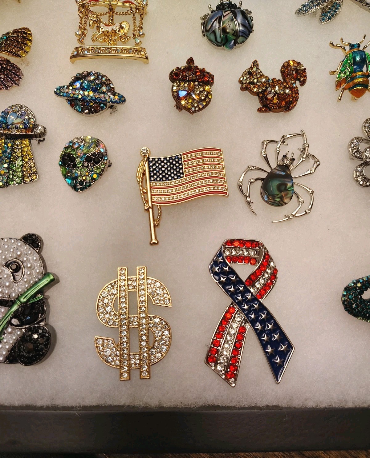 Rhinestone Brooches Lot Of 27 In Glass Front Display Case ** NEW ** ** NICE **