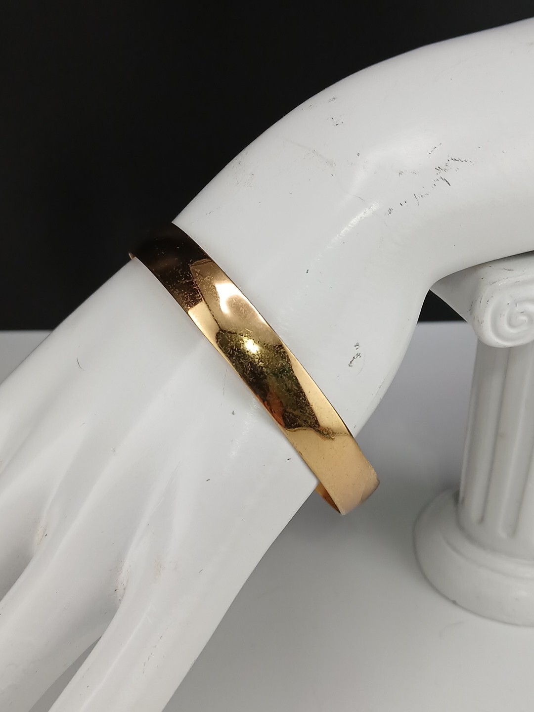 NAPIER 1980s polished gold tone 3/8 in wide size 7 3/4 in bangle bracelet
