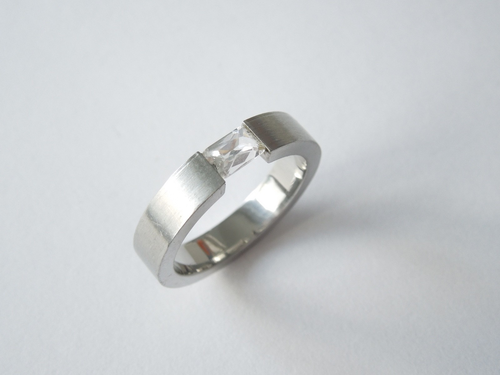 Design Ring Silver-Colored With Clear Stone Tension Setting 4.7 G/Size 61