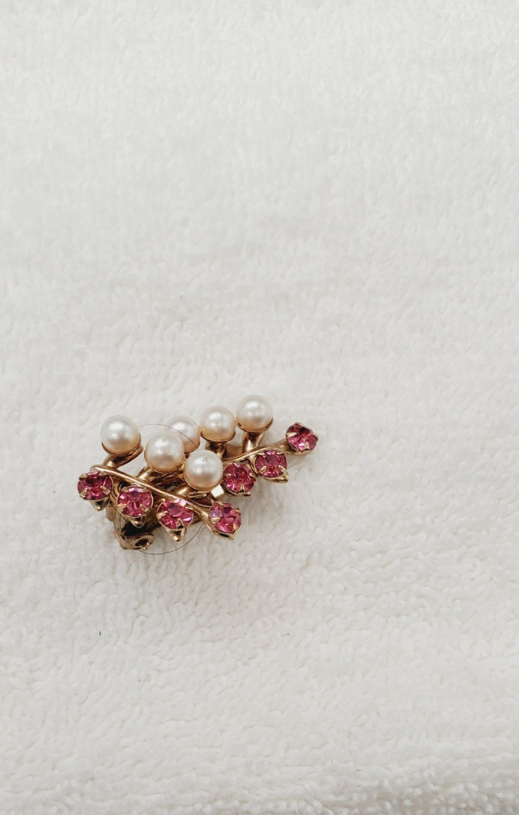 Vintage Pink stone and Faux Pearl Gold tone Huggie Earrings 1.25″ pl02