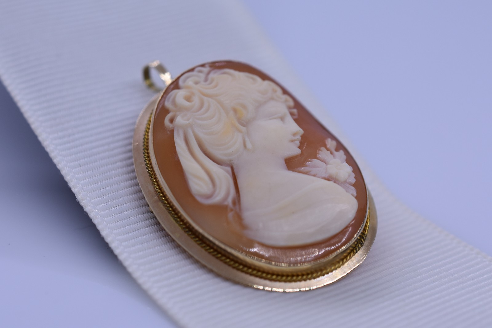 Vintage 14 Karat Yellow Gold Shell Cameo Brooch / Pendant A53