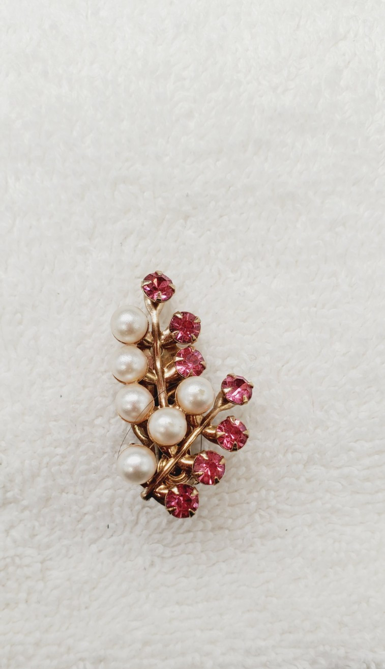 Vintage Pink stone and Faux Pearl Gold tone Huggie Earrings 1.25″ pl02