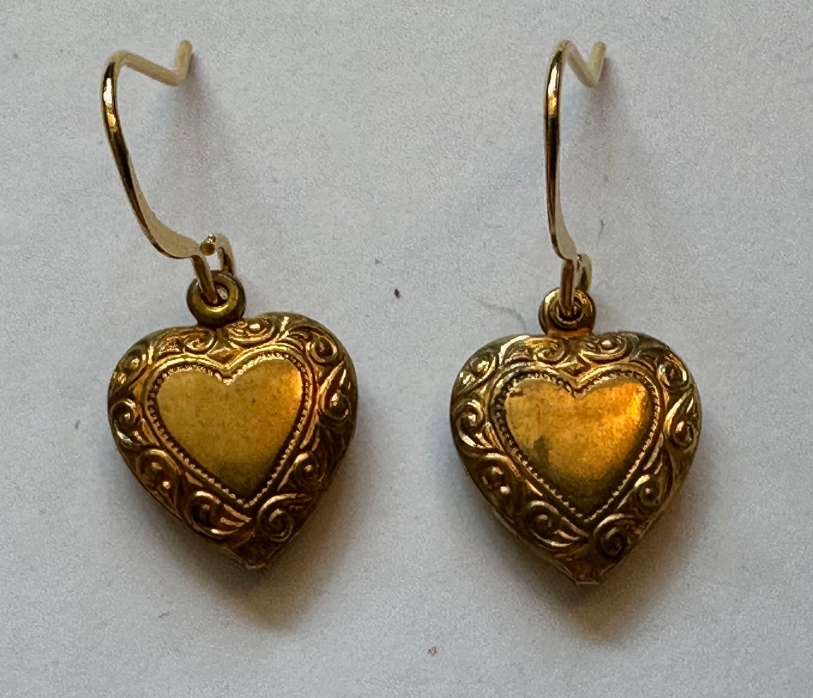 VINTAGE JEWELRY SET HEART PUFF HEART EARRING 1/2 OF 1″ & PENDANT NECKLACE 18″ GP