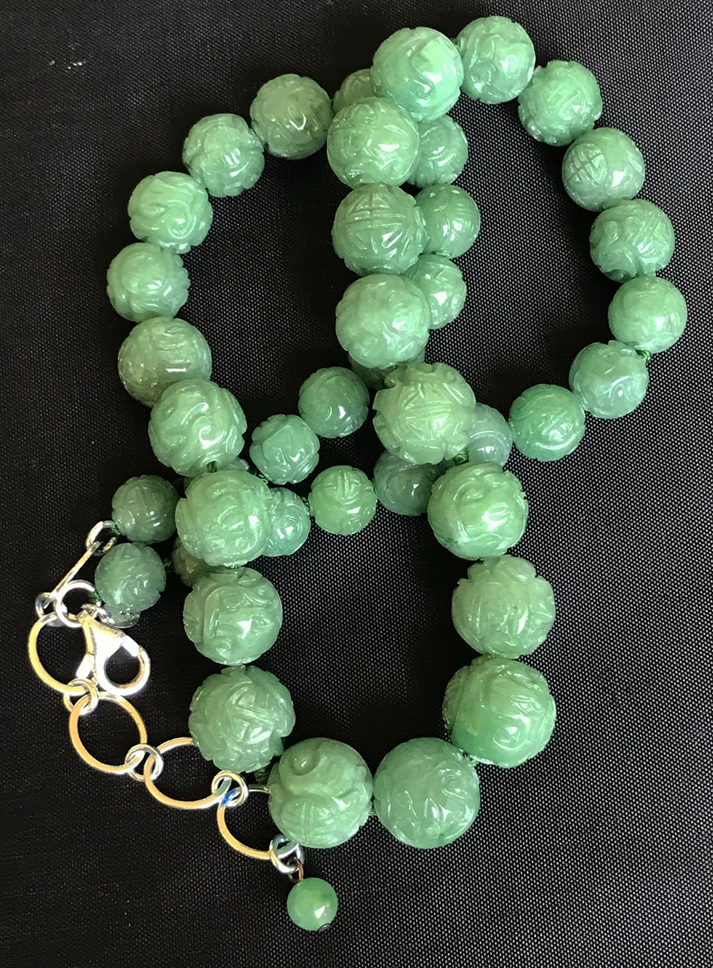 VINTAGE CHINESE LUCKY SYMBOL CARVED GREEN JADE BEADS NECKLACE 18″ + 3″