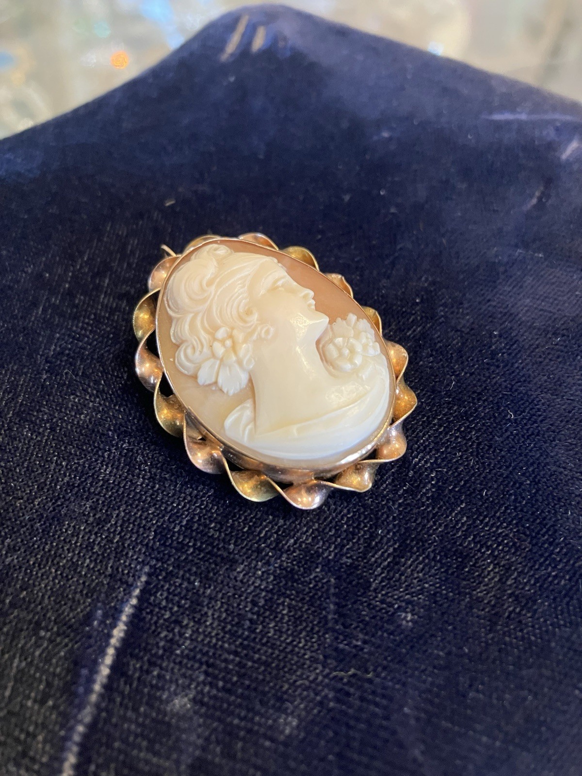 10k Yellow Gold Hand Carved Conch Shell Cameo Woman Facing Right Brooch Pendant